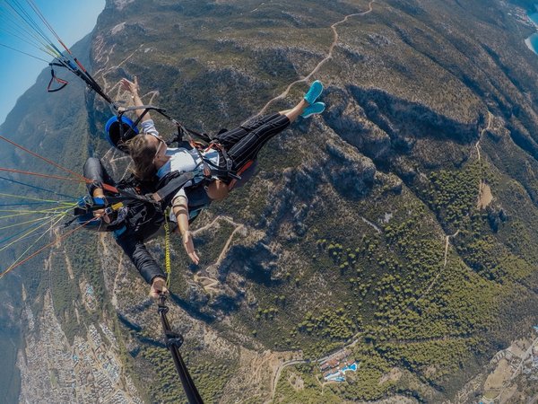 Explorez la beauté des paysages alpins lors d'un vol en parapente à Annecy